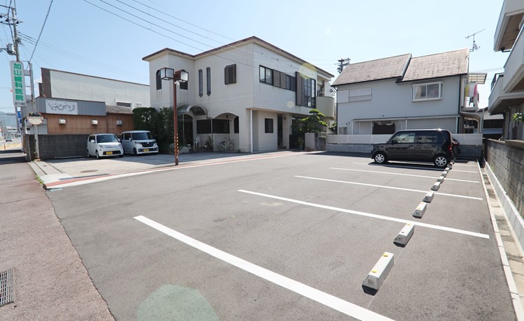 お車で通院しやすいよう、駐車場を備えています