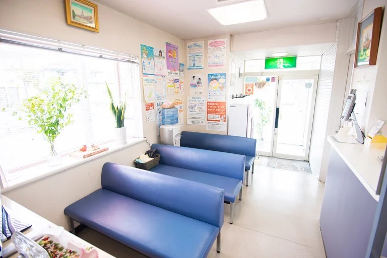 ①外観②待合室③診療室