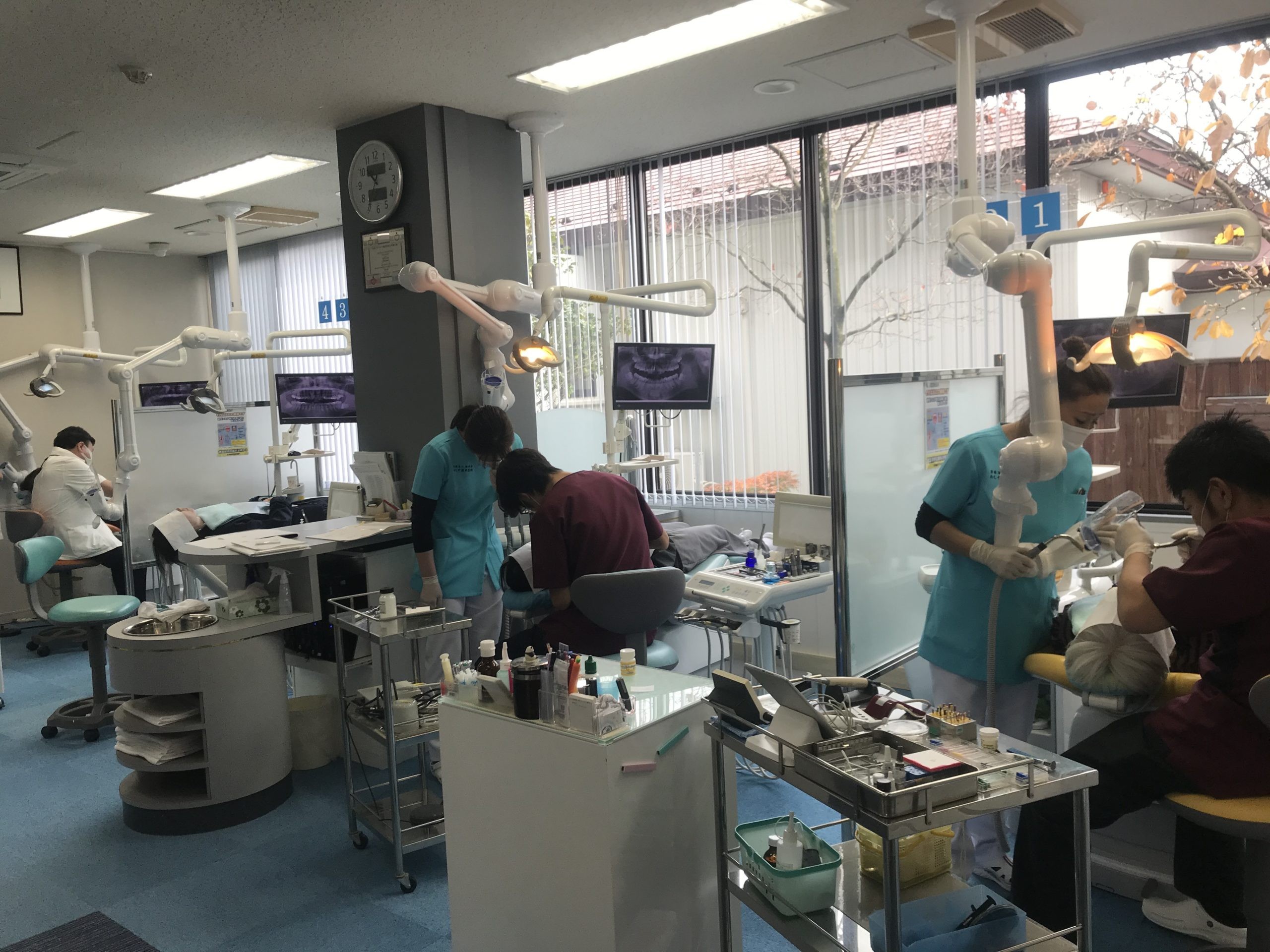 各ユニットに設置された口腔外バキュームが衛生管理を行っています