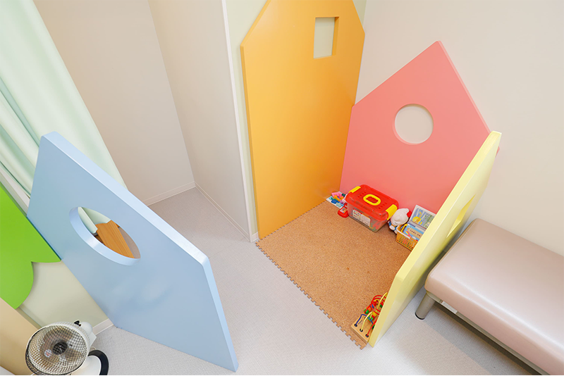 ①外観②入り口③キッズスペース