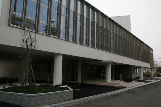 ①外観②待合室③診療室