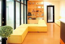 ①外観②待合室③キッズスペース