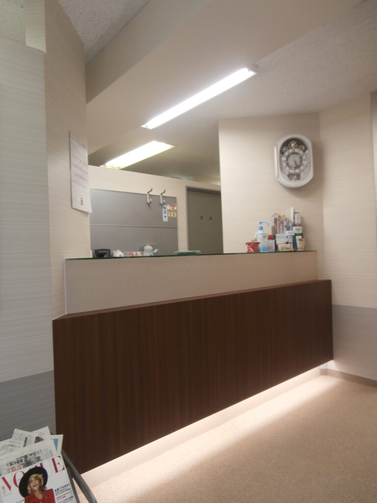 【大久保駅 北口より徒歩2分】患者様のご希望に沿った治療を心がけ、いつまでもおいしく食べることができるお口をサポートする「にえかわ歯科医院」