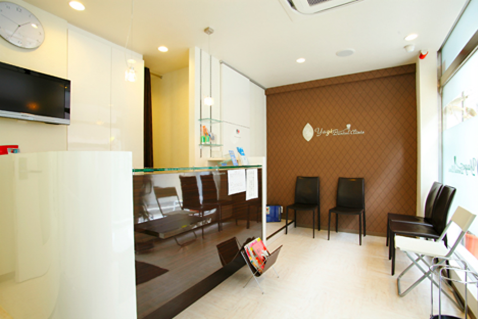 ①クリニック外観　②診察チェア　③受付