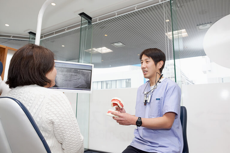 目立ちにくく、修理もしやすいクリアクラスプデンチャー