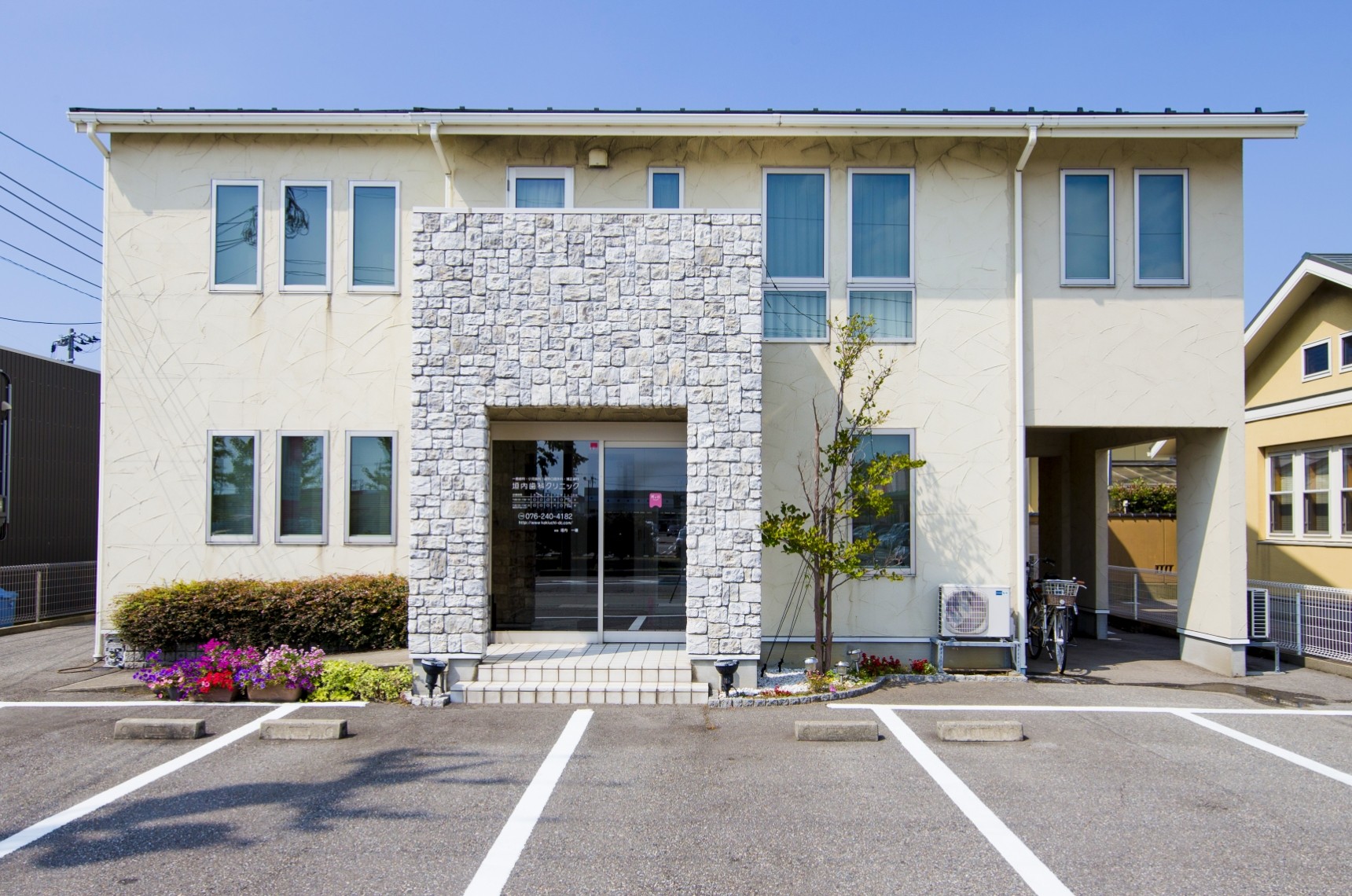 ①外観②受付③診療室