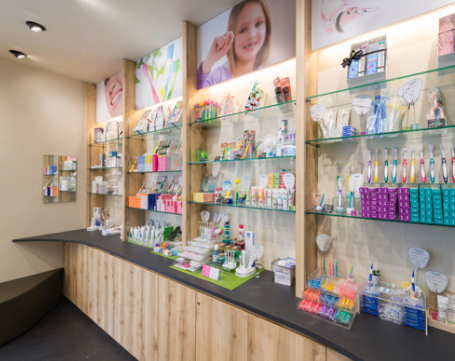 ①クリニック外観　②エントランス　③診療室