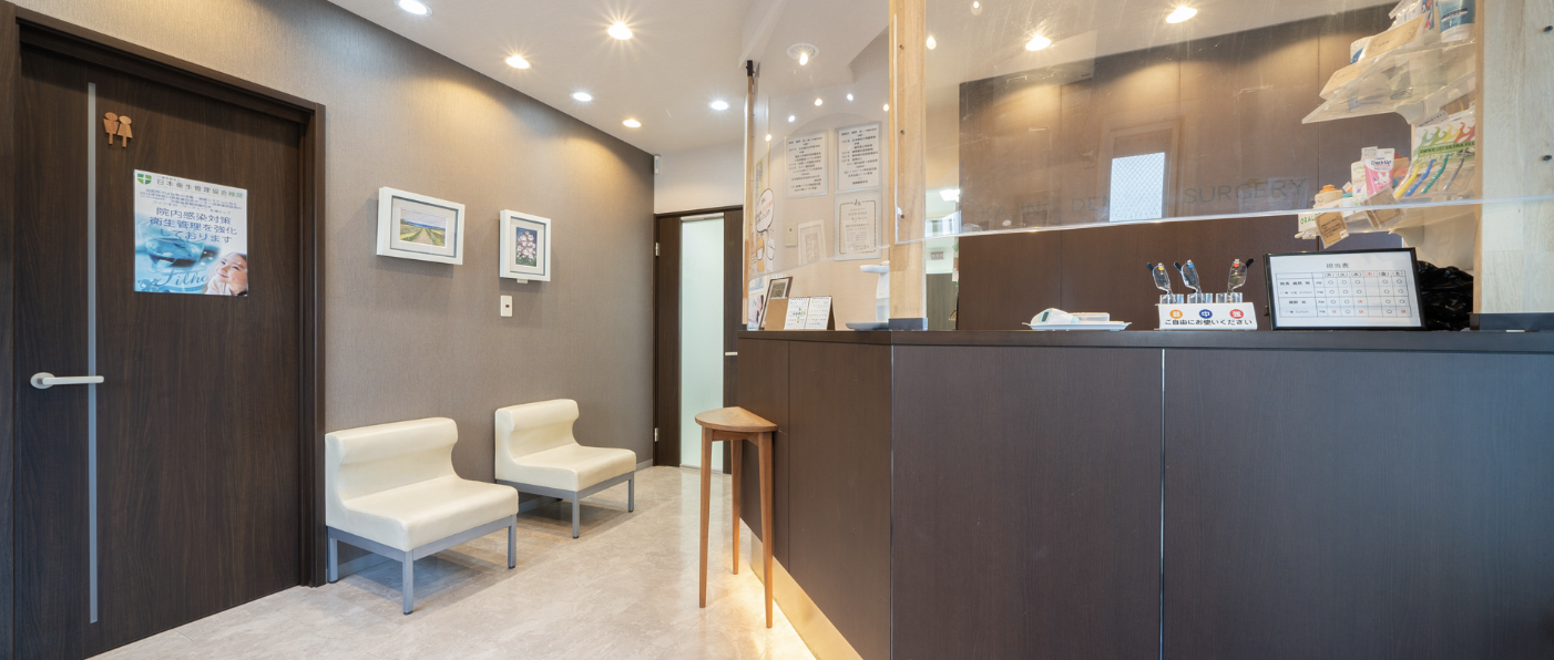 ①医院外観 ②院内風景 ③駐車場・駐輪場完備