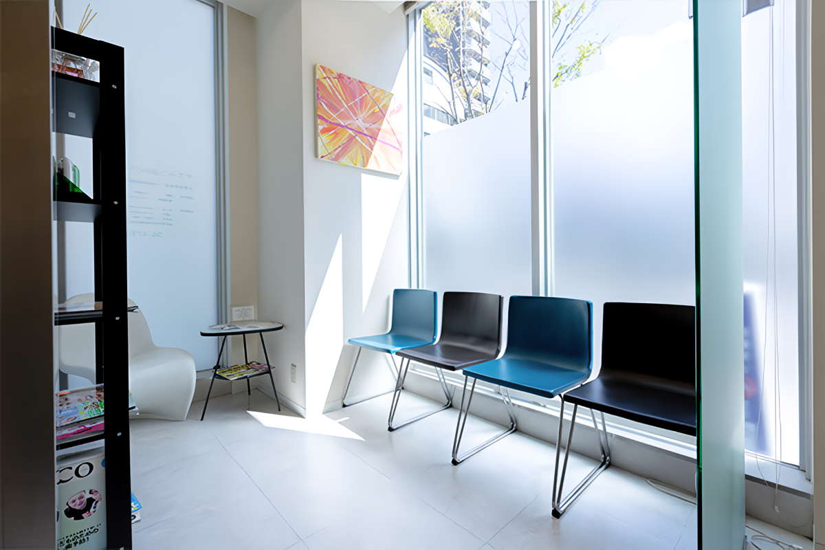 ①外観②待合室③個室診療室