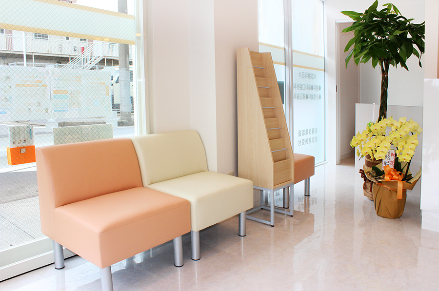 優しい色の清潔な院内です
