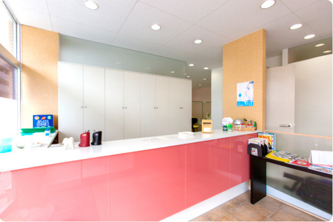 ①クリニック外観②受付③キッズコーナー