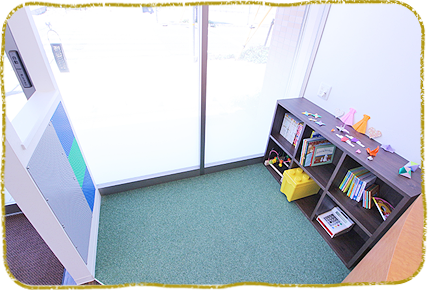 ①診療室 ②キッズスペース ③バリアフリー