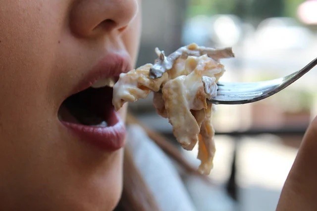 ①お口の健康、一生サポート②虫歯ゼロで食事を楽しむ③ご予約はお電話にて