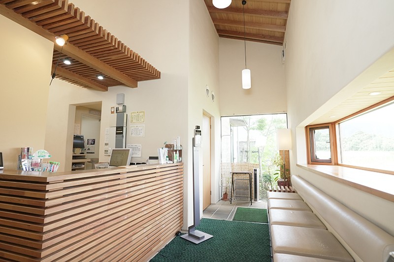 ①外観②受付・待合室③治療の様子