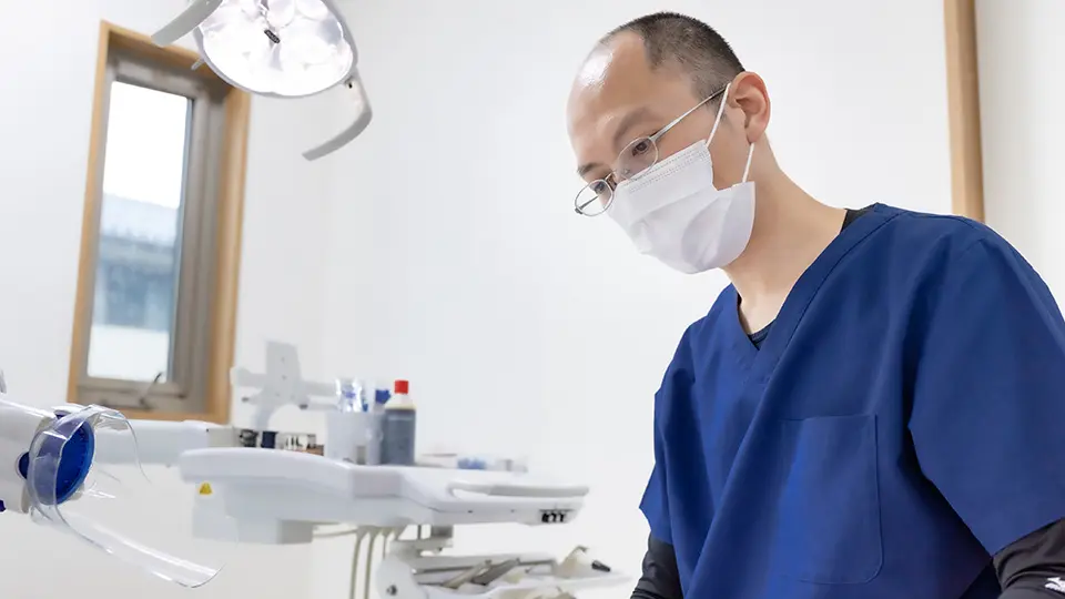 ①医院外観 ②診療風景 ③医院イメージ画像