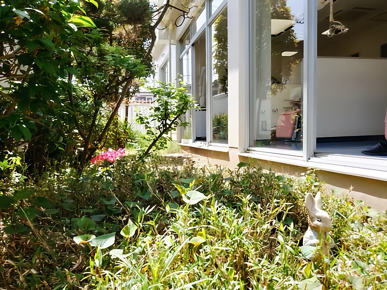 【鴨川団地前停留所より徒歩5分・駐車場完備】松山市で長く寄り添うやんべ歯科医院のやさしい歯科医療