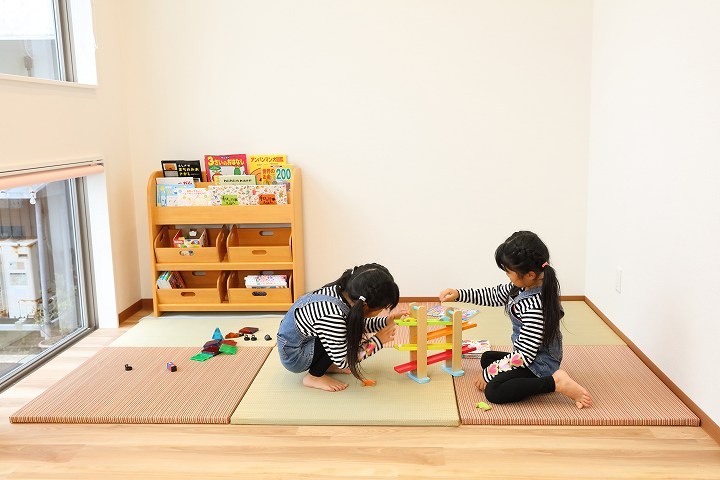 お子様が楽しく遊べるキッズコーナーがあります