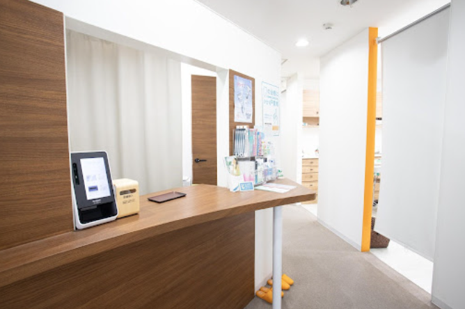 ①クリニック外観②受付③診療チェア