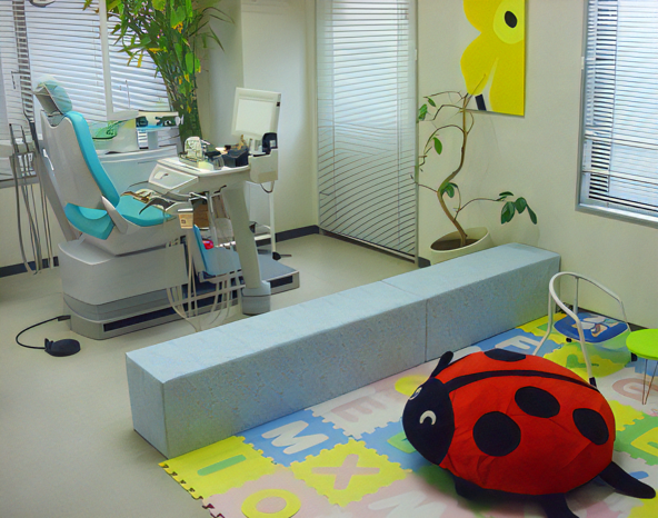 ①受付②明るい診療室③お子様から見える位置で診療ができます