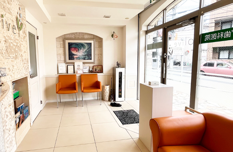 ①外観②待合スペース③受付