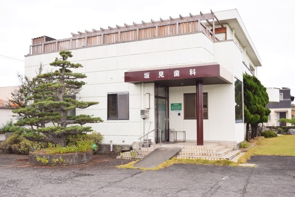 ①医院外観②受付③待合室