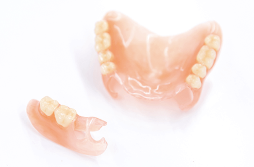 見た目の美しさだけでなく、食事や会話が楽しめる入れ歯の提供を目指しています