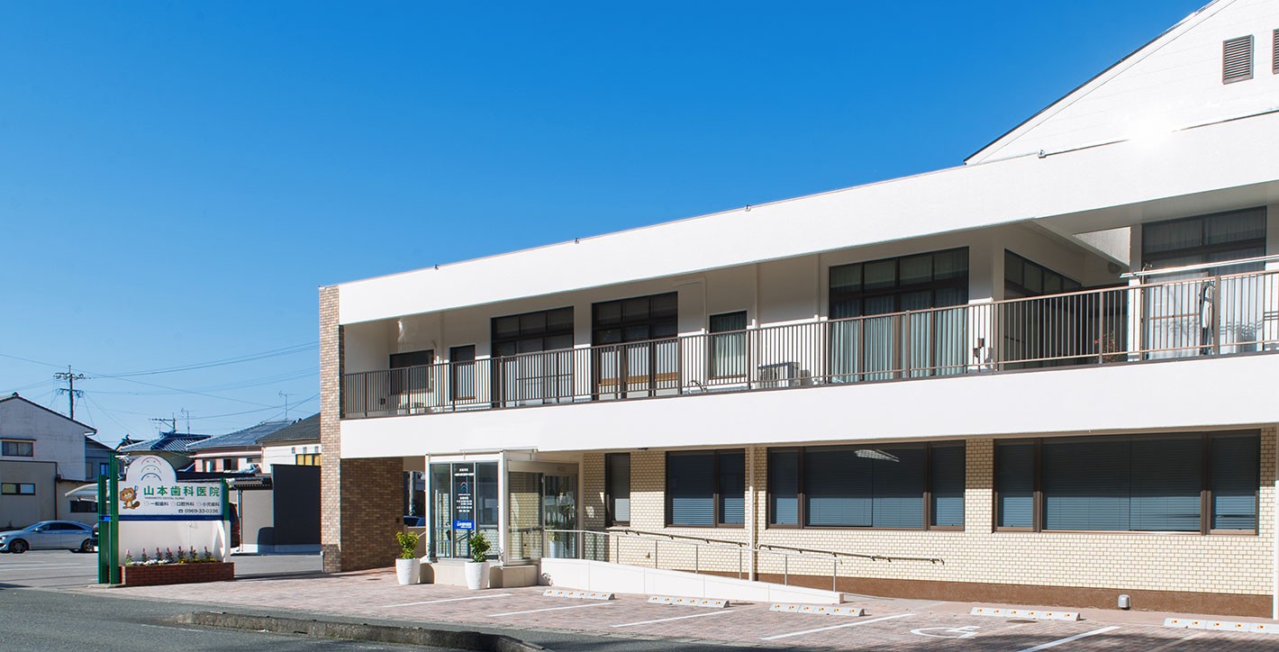 ①医院外観 ②待合室 ③受付