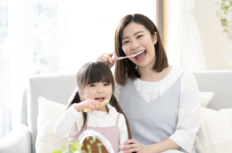 お子様の年齢に応じた歯科ケアを行い、健やかな口腔環境を育むサポートをしています