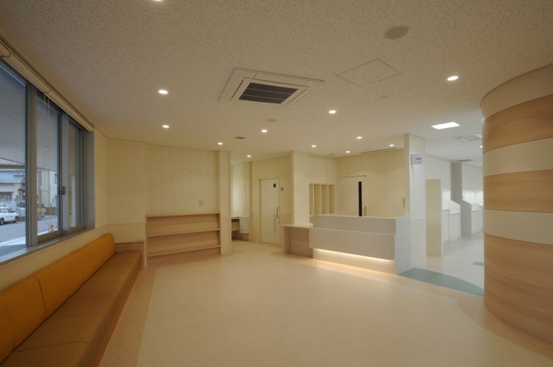 ①外観②待合室③診療室
