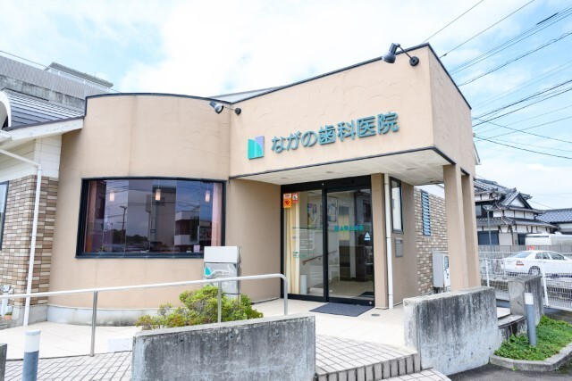 ①医院外観 ②診療室 ③診療風景