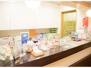 ①医院入口②受付③待合室