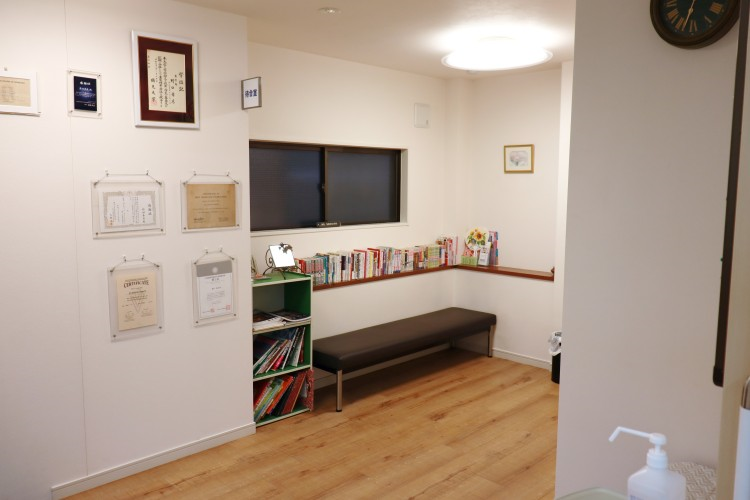 ①クリニック外観②受付③待合室