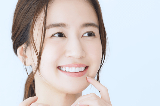 歯の着色や黄ばみが気になる方に向けて、安心して自宅でできるホワイトニング治療をご提供しています