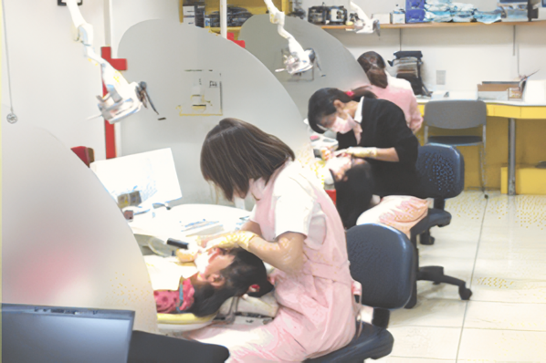 モモ矯正歯科の精鋭スタッフたちです