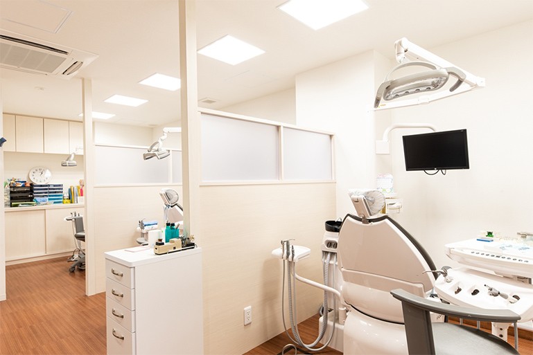 ①外観②待合室③診療室