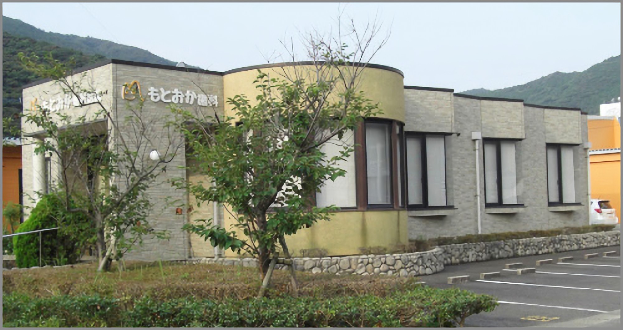 ①医院外観②待合室③レントゲン室