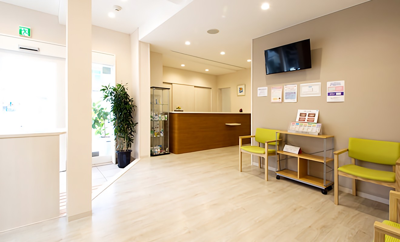 ①医院外観②待合室③キッズスペース