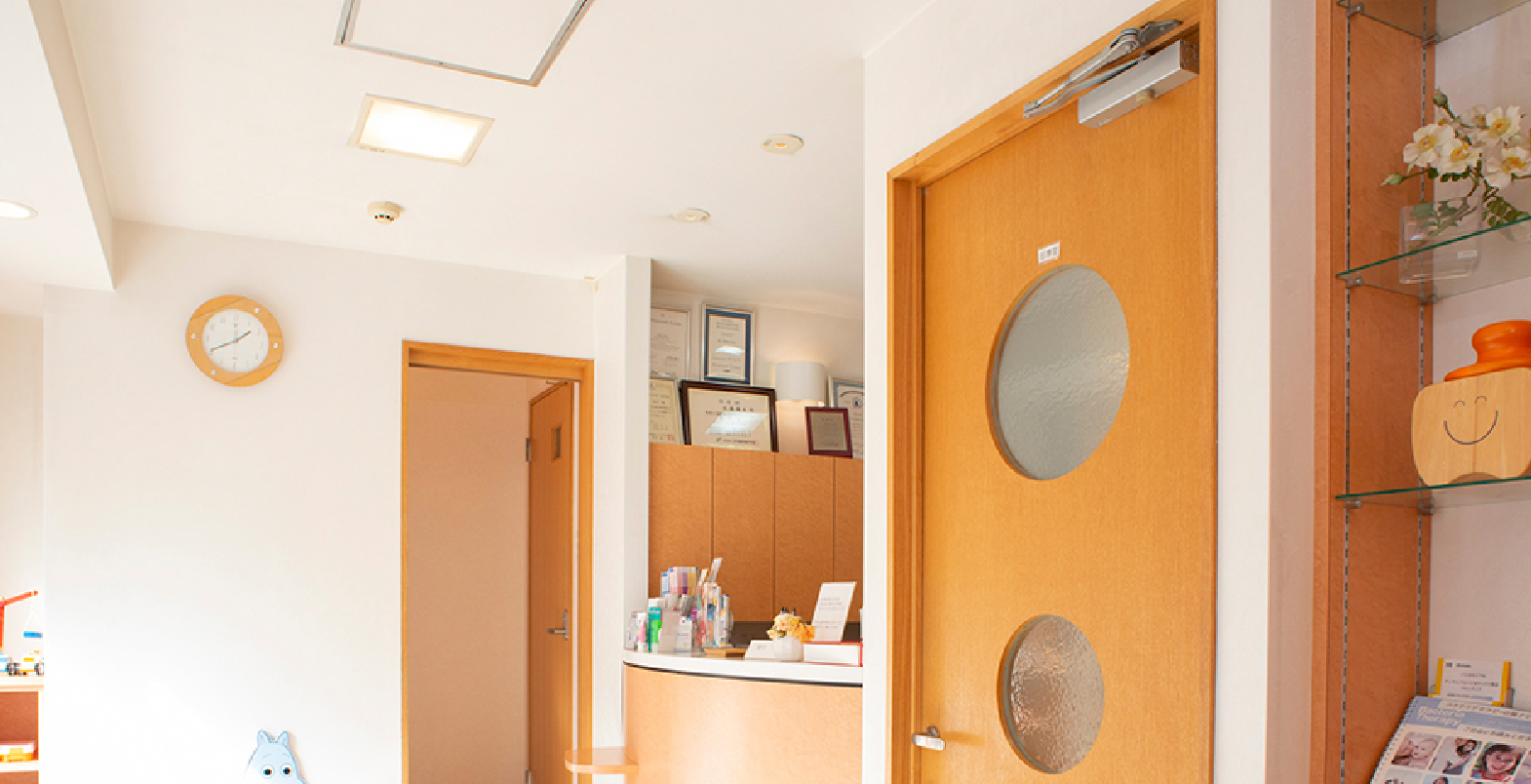 ①クリニック外観②受付③診療チェア