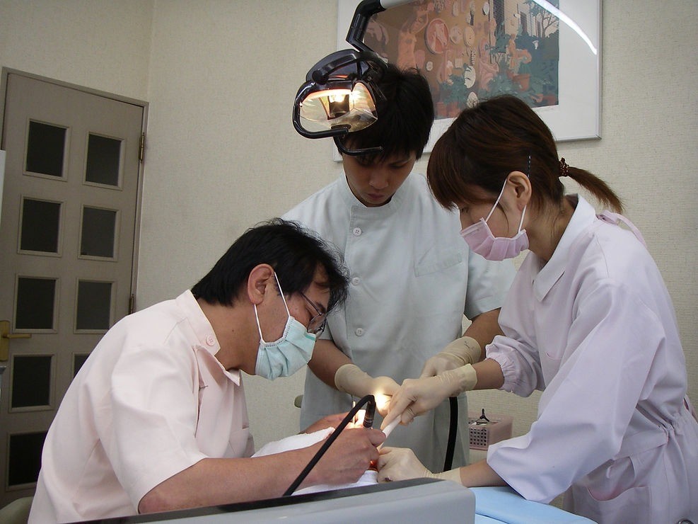 ①医院外観②診療室③診療中の様子