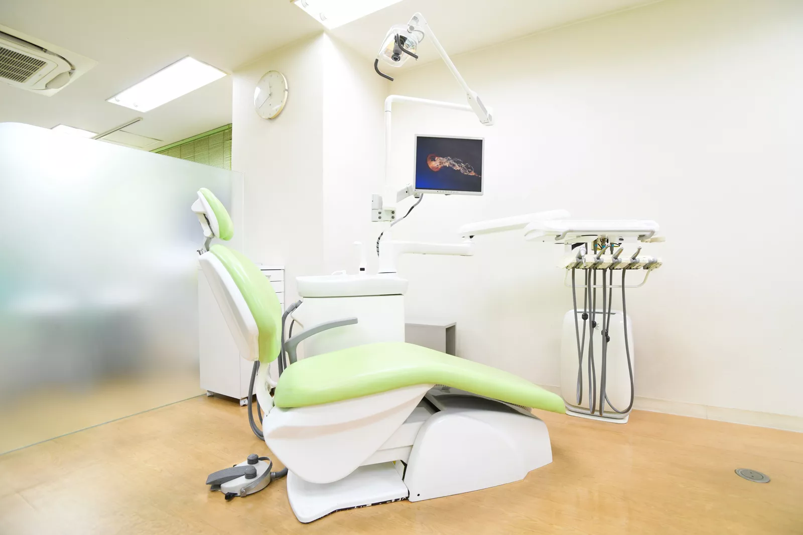 ①受付・待合室 ②診療室 ③カウンセリング風景