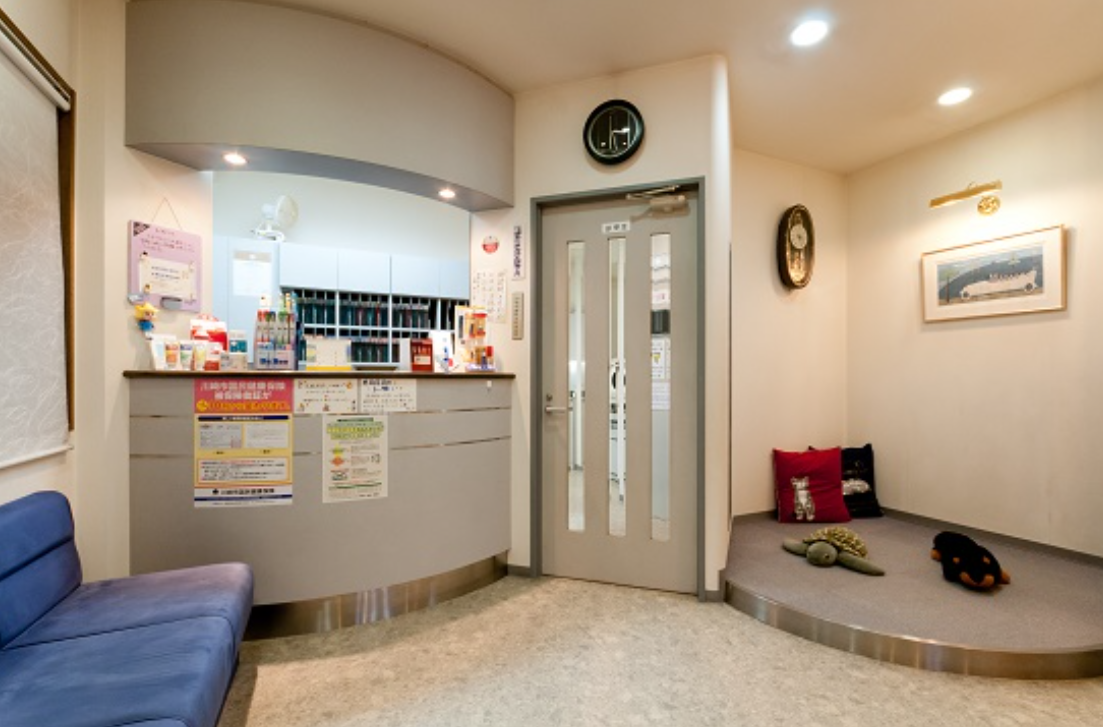 ①待合室②外観③診療室