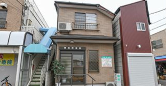 ①クリニック外観　②受付　③待合室