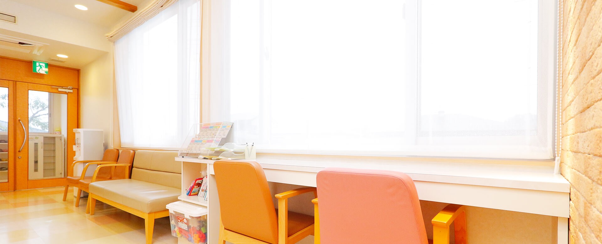 ①医院外観 ②待合室 ③診療風景