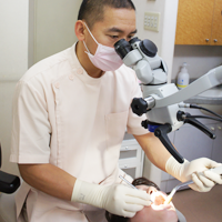 マイクロスコープを用いて根管治療を行います