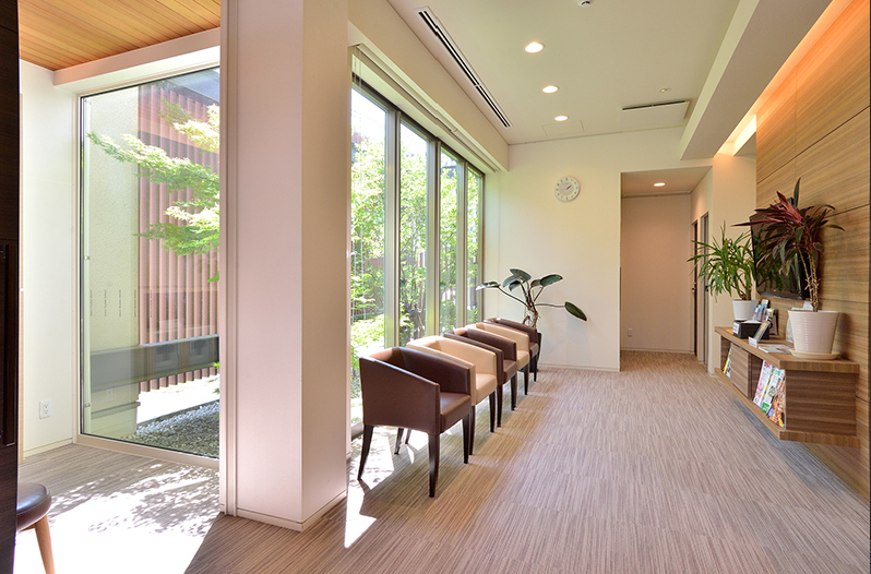 ①外観➁駐車場③待合室