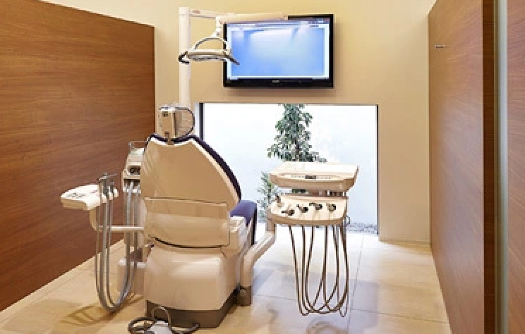 ①歯科医院外観②診療台③デジタルレントゲン