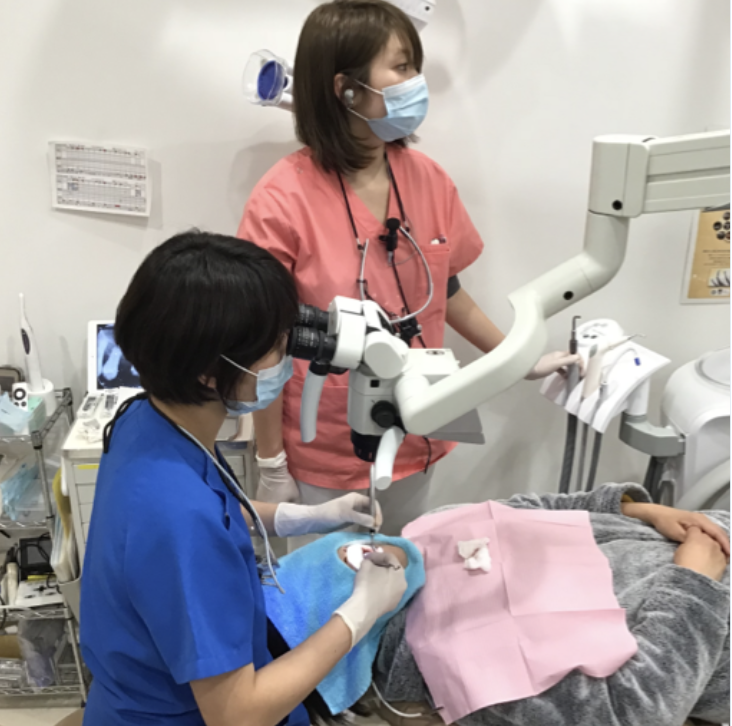日本口腔インプラント学会認定の専門医が在籍し、安全かつ高精度なインプラント治療を提供しています