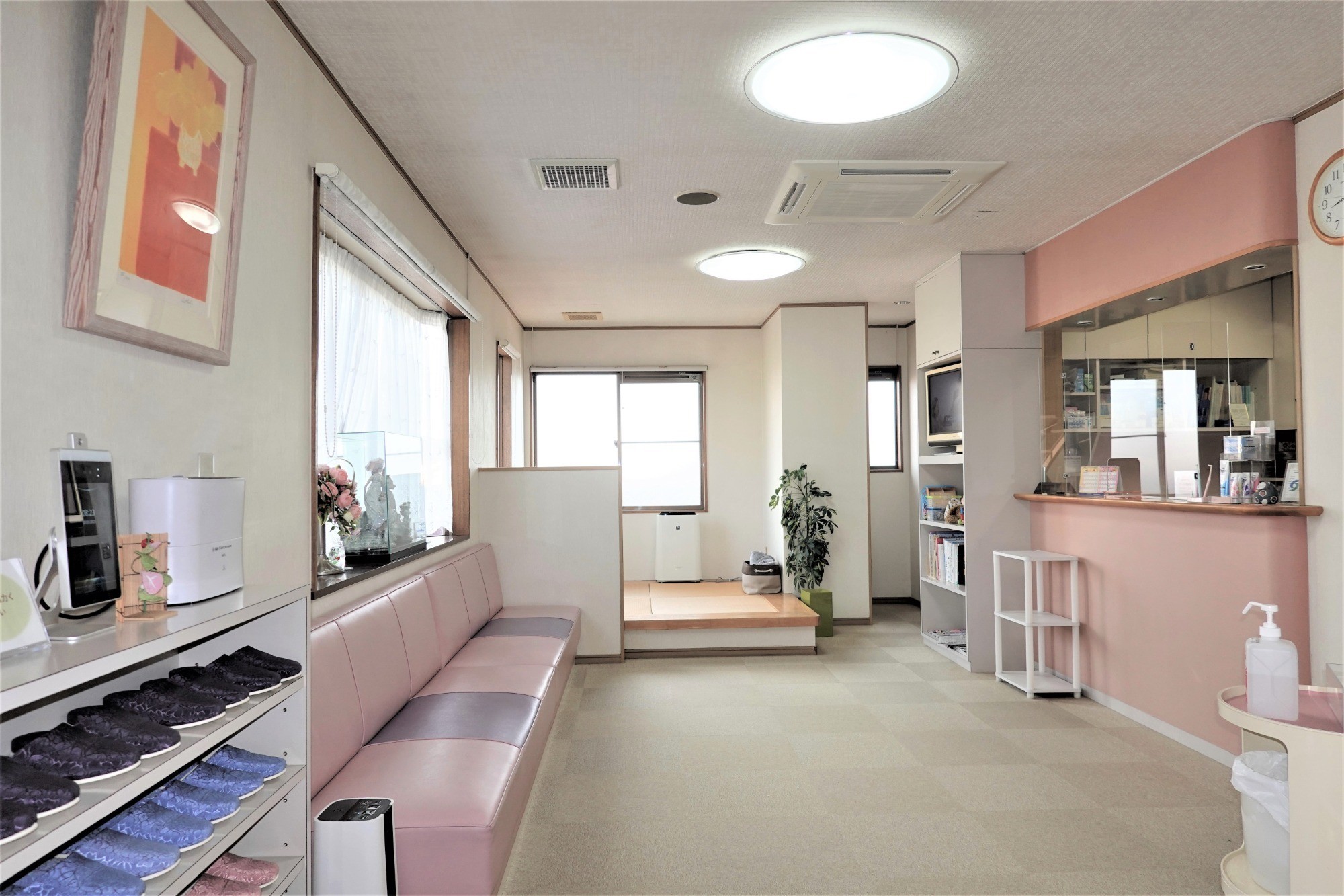 落ち着ける雰囲気の待合室となっています