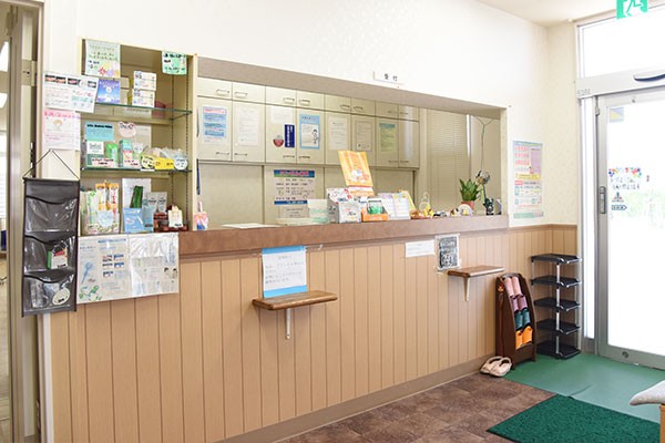 ①クリニック外観　②受付　③待合室