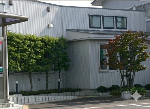 ①クリニック外観②スロープ③駐車場